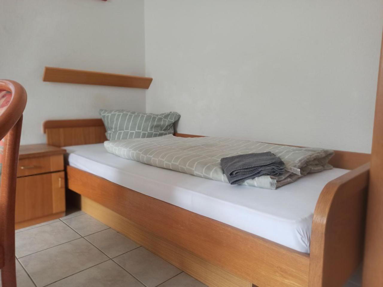 Monteurzimmer - Waldbronn Ngoại thất bức ảnh