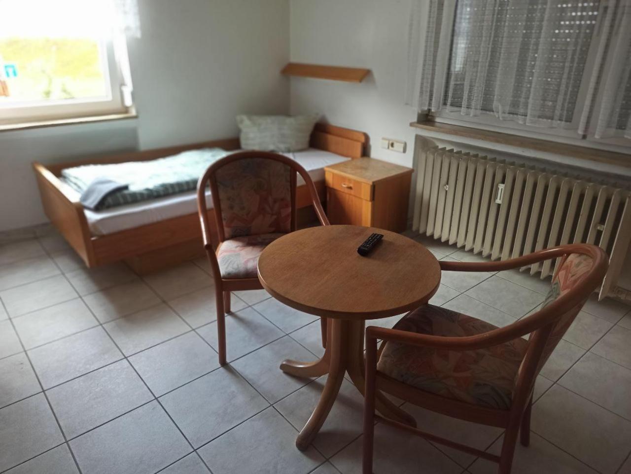 Monteurzimmer - Waldbronn Ngoại thất bức ảnh